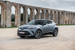 Toyota_oben_64423-c-hr-grey-2020-43_bb